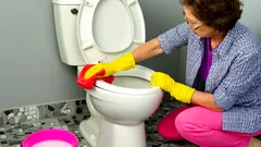 Saubere Toilette in 15 Minuten: ein preiswerter Trick, der Belag und Geruch ohne „Chemie“ beseitigt