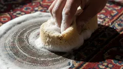 So reinigst du deinen Teppich effektiv mit Hausmitteln – ohne teure Spezialprodukte