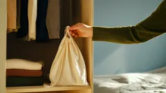 Eine unauffällige Lösung befreit Ihren Schrank von Gerüchen – und bewahrt den Duft Ihrer Kleidung