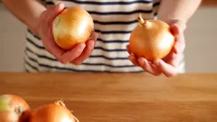 Darum treibt Zwiebel dir Tränen in die Augen — und wie du es mit nur einem Schritt stoppst