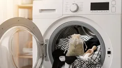 Nur zwei Löffel direkt in die Waschmaschine – Wäsche wird schneeweiß