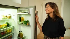 Geruch aus dem Kühlschrank? Streuen Sie das in eine Schale – und der Mief ist für immer weg