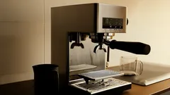 Sie werden nie wieder eine Reinigungstablette für die Kaffeemaschine kaufen. Das Barista-Geheimnis, von dem man Ihnen nicht erzählt